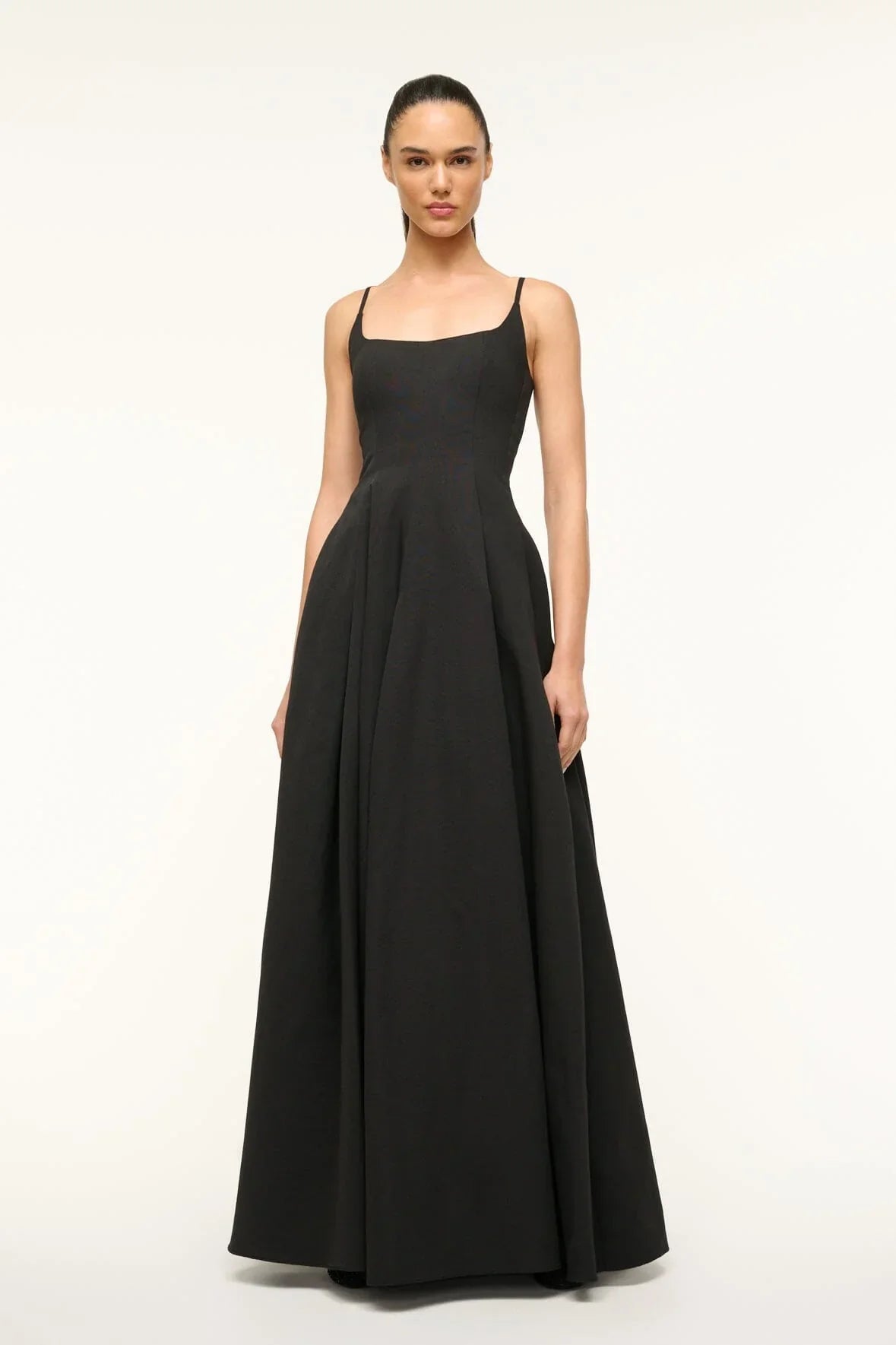 The Joy Maxi Dress by Staud offers a tailored bodice that effortlessly transitions into a flowing A-line skirt, creating a flattering silhouette. Designed with practicality in mind, it includes discreet side pockets and a concealed back zipper for a seamless finish. Ideal for those seeking elegance combined with subtle functionality.
