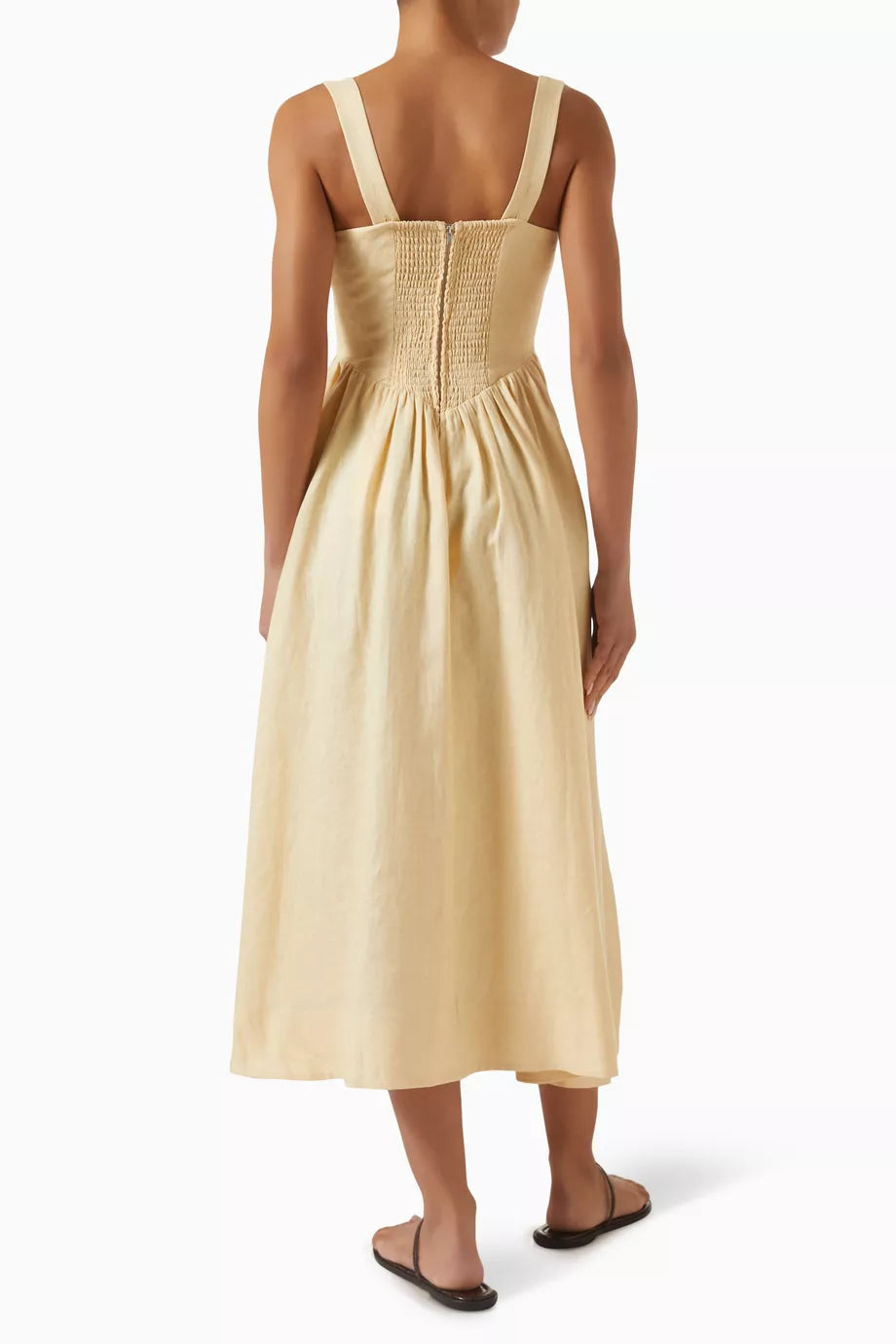 Reformation's Balia Dress in Linen is designed for effortless comfort and style during warm days. Its breathable linen fabric keeps you cool, while the smocked back panel and adjustable shoulder straps ensure a tailored fit. Ideal for picnics, brunches, and sunny outings, this dress combines practicality with an expert touch of casual elegance.