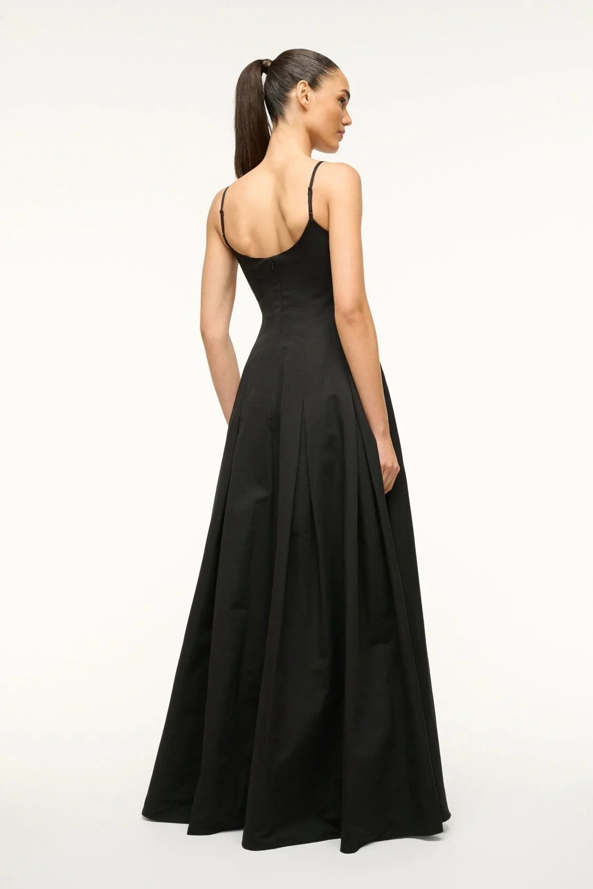 The Joy Maxi Dress by Staud offers a tailored bodice that effortlessly transitions into a flowing A-line skirt, creating a flattering silhouette. Designed with practicality in mind, it includes discreet side pockets and a concealed back zipper for a seamless finish. Ideal for those seeking elegance combined with subtle functionality.