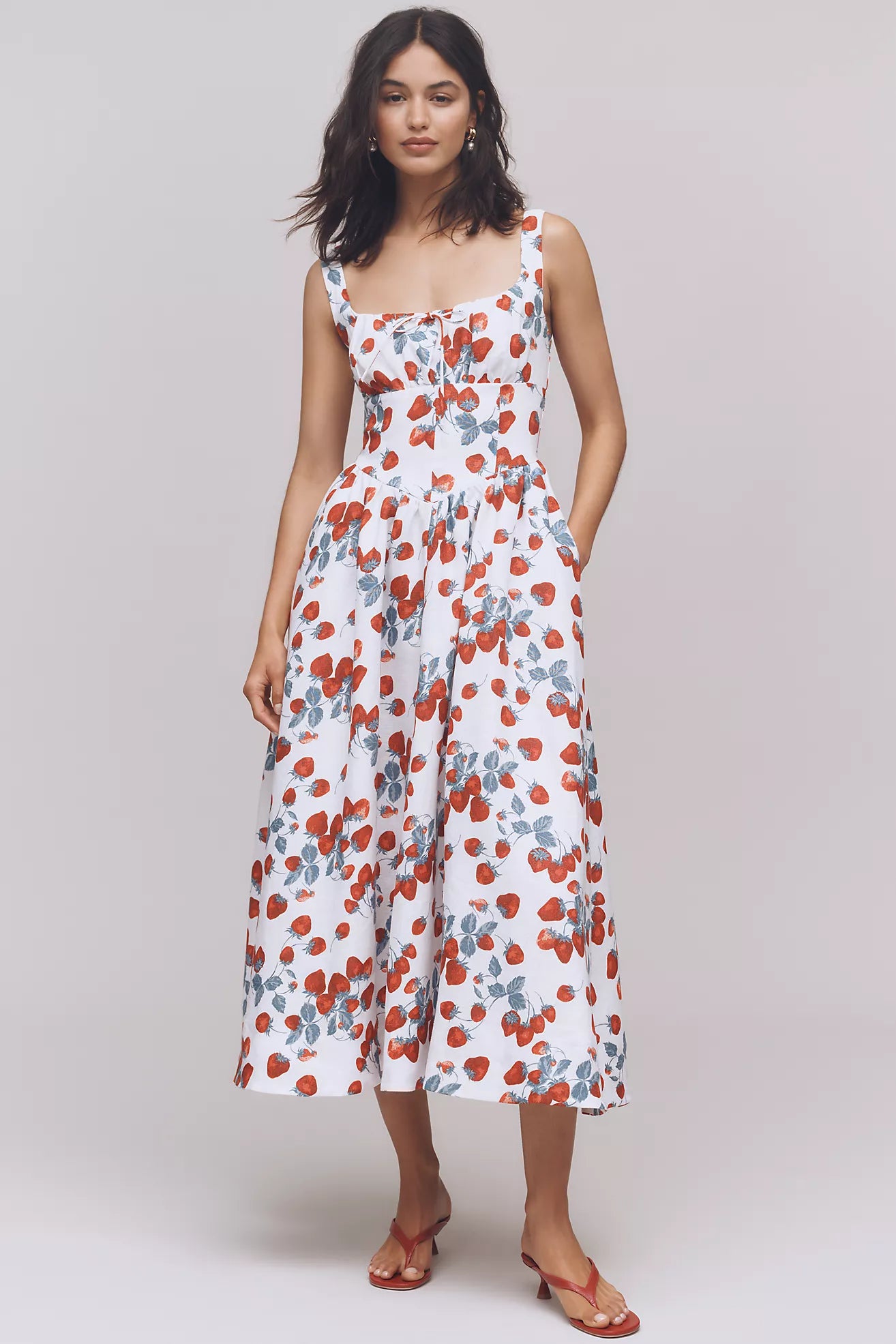 The Balia Linen Sleeveless Basque-Waist Midi Dress by The Reformation offers a sophisticated silhouette with its scoop neckline and elegant front tie. Crafted from lightweight linen, it ensures breathability and comfort. The basque waist and smocked back provide a tailored fit, while a discreet back zip adds ease to wear. Perfect for warm days, this dress combines effortless style with expert design details.