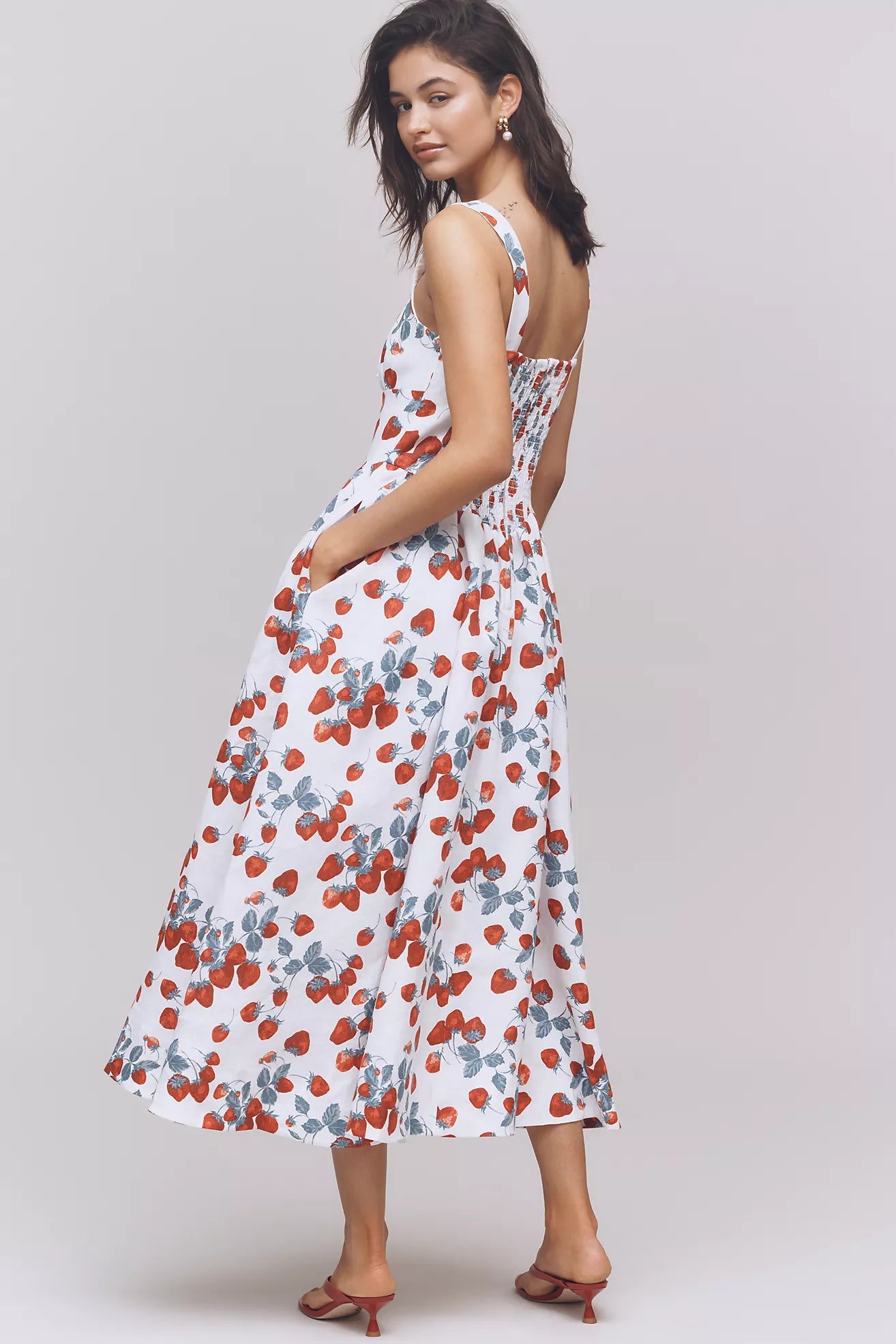 The Balia Linen Sleeveless Basque-Waist Midi Dress by The Reformation offers a sophisticated silhouette with its scoop neckline and elegant front tie. Crafted from lightweight linen, it ensures breathability and comfort. The basque waist and smocked back provide a tailored fit, while a discreet back zip adds ease to wear. Perfect for warm days, this dress combines effortless style with expert design details.