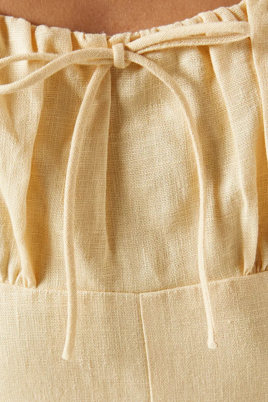 Reformation's Balia Dress in Linen is designed for effortless comfort and style during warm days. Its breathable linen fabric keeps you cool, while the smocked back panel and adjustable shoulder straps ensure a tailored fit. Ideal for picnics, brunches, and sunny outings, this dress combines practicality with an expert touch of casual elegance.