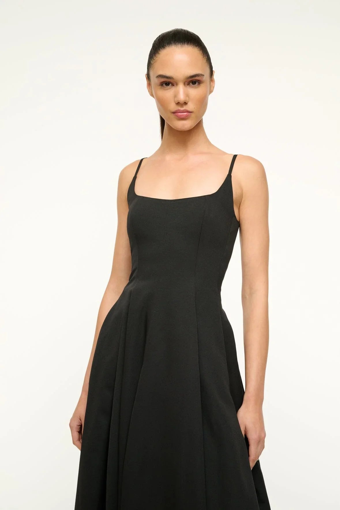 The Joy Maxi Dress by Staud offers a tailored bodice that effortlessly transitions into a flowing A-line skirt, creating a flattering silhouette. Designed with practicality in mind, it includes discreet side pockets and a concealed back zipper for a seamless finish. Ideal for those seeking elegance combined with subtle functionality.