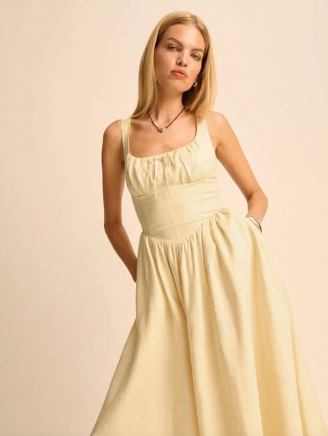 Reformation's Balia Dress in Linen is designed for effortless comfort and style during warm days. Its breathable linen fabric keeps you cool, while the smocked back panel and adjustable shoulder straps ensure a tailored fit. Ideal for picnics, brunches, and sunny outings, this dress combines practicality with an expert touch of casual elegance.