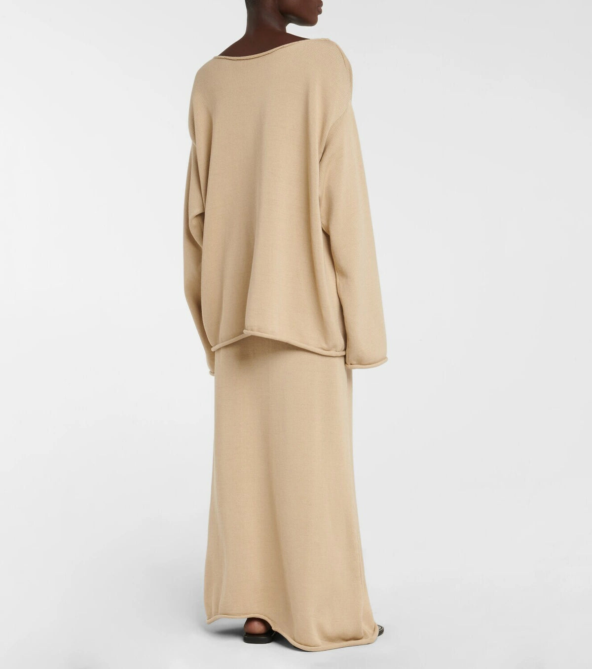 The Calas oversized cotton sweater from The Row exemplifies expert craftsmanship and timeless design. Made entirely from premium cotton, this sweater offers a soft, breathable feel ideal for all-day comfort. Its relaxed, oversized silhouette combined with a wide boat neckline creates a sophisticated yet effortlessly modern look, making it a versatile addition to any refined wardrobe.