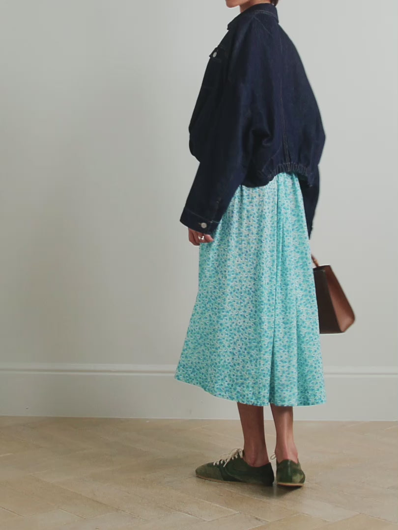 Inspired by the relaxed elegance of Southern California, this Ashlynn midi dress embodies DÔEN's signature romantic aesthetic. Crafted from breathable organic cotton-voile, it features an enchanting all-over floral print that captures effortless sophistication. The shirred bodice provides gentle shaping and comfort, while adjustable ties at the neckline and waist allow you to customize the fit to your preference.