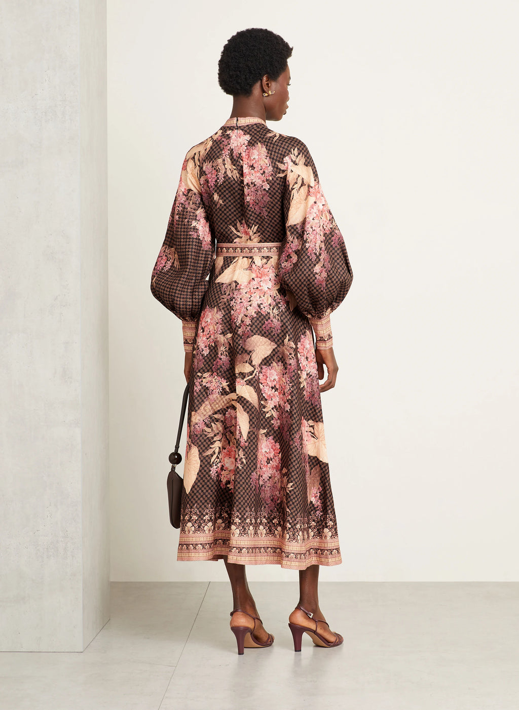 This Illuminate Linen Dress by Zimmermann features a tailored silhouette with a flared skirt, complemented by a stand-up collar and long balloon sleeves. It closes with a refined piped button placket at the front and a discreet invisible zipper at the back, ensuring a seamless fit. The high cuffs are fastened with invisible zippers, adding subtle detail, while a detachable belt with loops enhances the waist definition. 