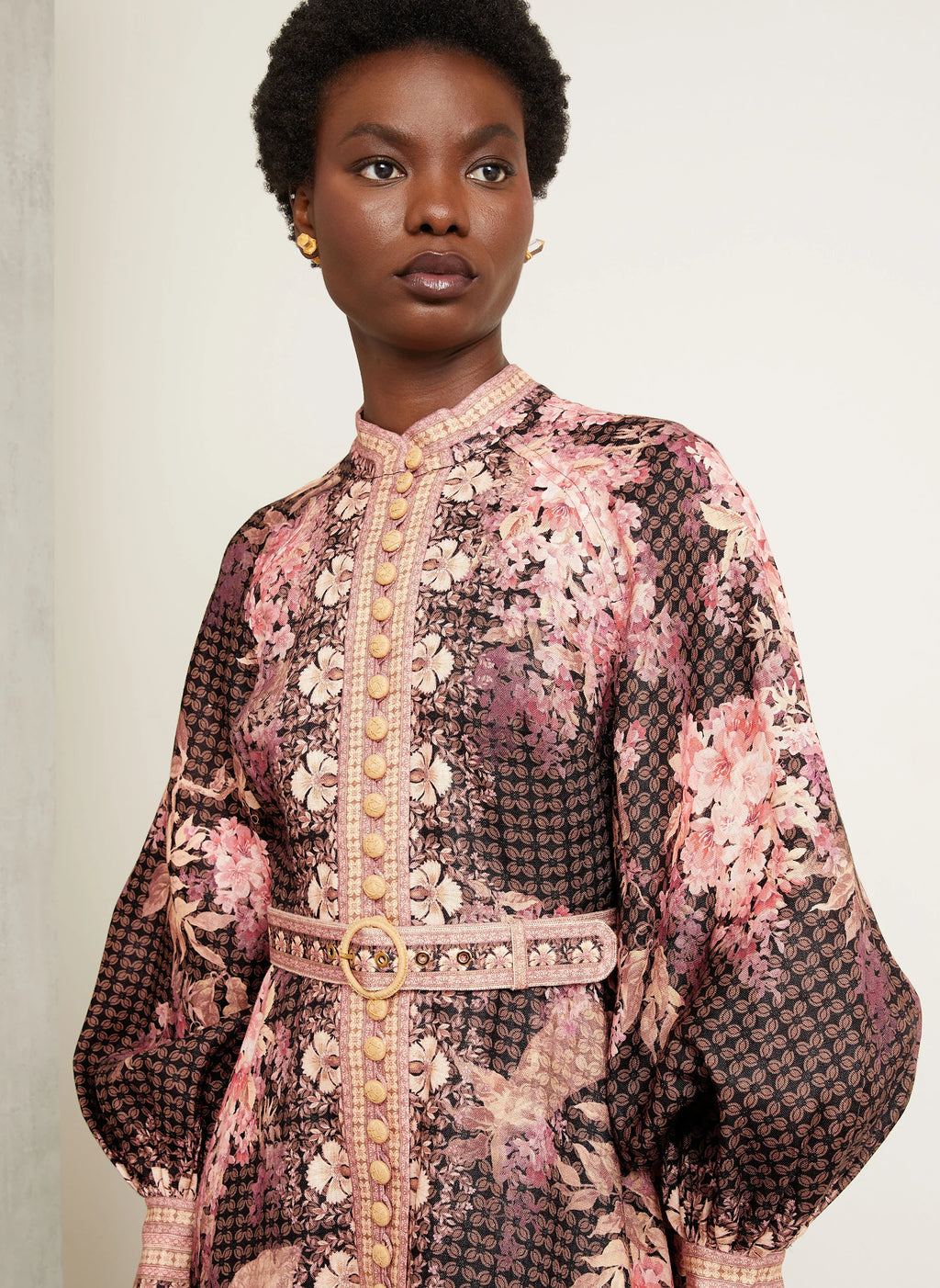 This Illuminate Linen Dress by Zimmermann features a tailored silhouette with a flared skirt, complemented by a stand-up collar and long balloon sleeves. It closes with a refined piped button placket at the front and a discreet invisible zipper at the back, ensuring a seamless fit. The high cuffs are fastened with invisible zippers, adding subtle detail, while a detachable belt with loops enhances the waist definition. 