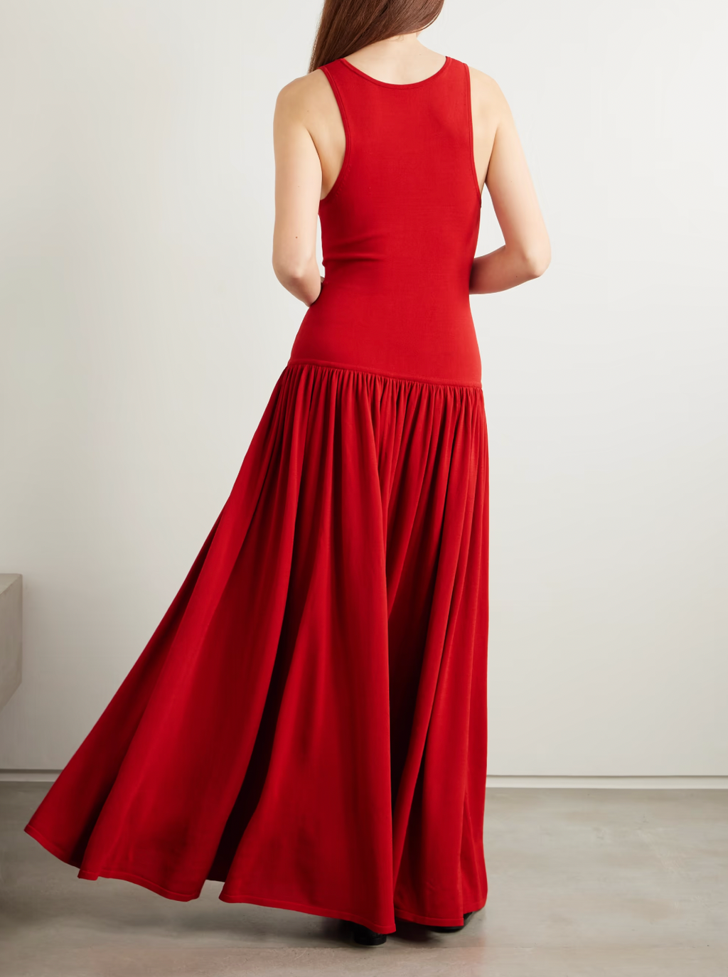 Loulou de Saison's Jada gathered knitted maxi dress expertly combines comfort, detail, and structure. Featuring a scoop neck reminiscent of a tank top, the dress flows gracefully into gathered pleats at the dropped waist, creating a flattering silhouette. Crafted for both style and ease, this red dress offers a refined yet relaxed look perfect for a variety of occasions.