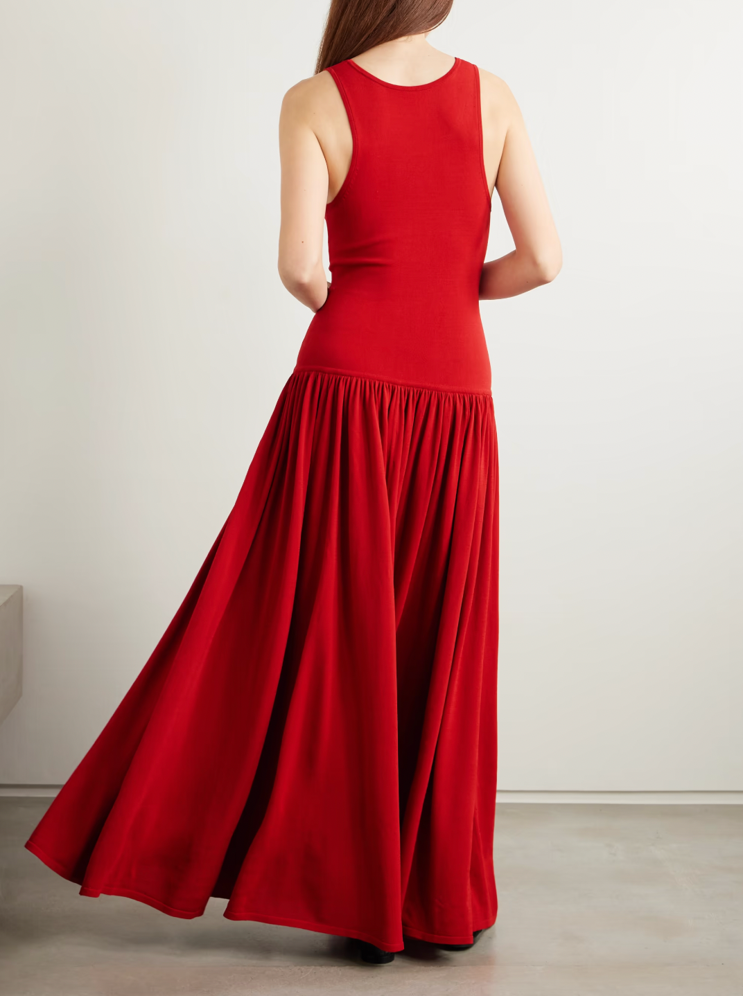 Loulou de Saison's Jada gathered knitted maxi dress expertly combines comfort, detail, and structure. Featuring a scoop neck reminiscent of a tank top, the dress flows gracefully into gathered pleats at the dropped waist, creating a flattering silhouette. Crafted for both style and ease, this red dress offers a refined yet relaxed look perfect for a variety of occasions.