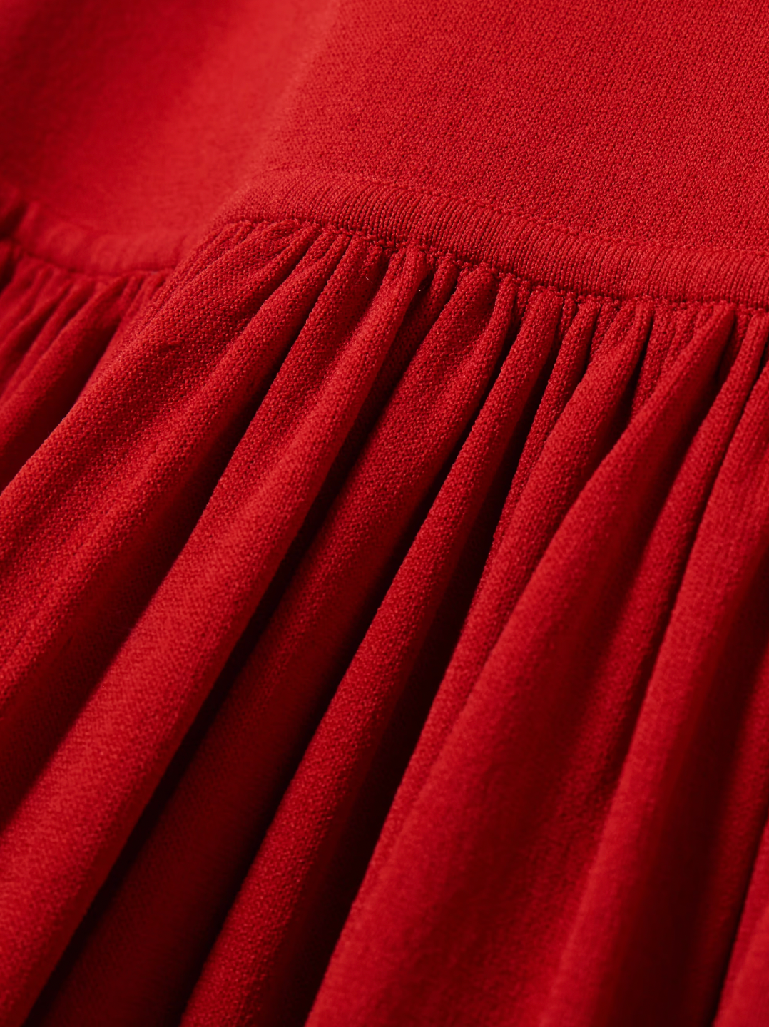 Loulou de Saison's Jada gathered knitted maxi dress expertly combines comfort, detail, and structure. Featuring a scoop neck reminiscent of a tank top, the dress flows gracefully into gathered pleats at the dropped waist, creating a flattering silhouette. Crafted for both style and ease, this red dress offers a refined yet relaxed look perfect for a variety of occasions.