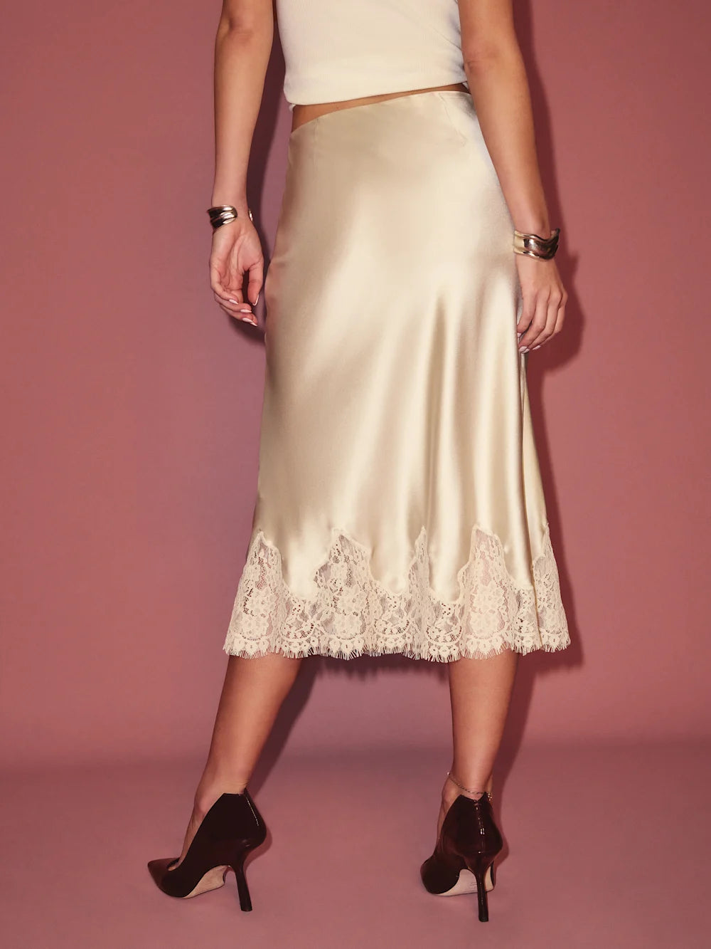 Elevate your wardrobe with the Carolina Silk Skirt by Reformation, crafted from luxurious silk for a smooth, lightweight feel. Its elegant drape and subtle sheen make it perfect for both professional settings and sophisticated evenings. Designed for comfort and style, this skirt moves gracefully with you, offering a refined silhouette that enhances any outfit. Ideal for those who appreciate expert tailoring and timeless fashion.
