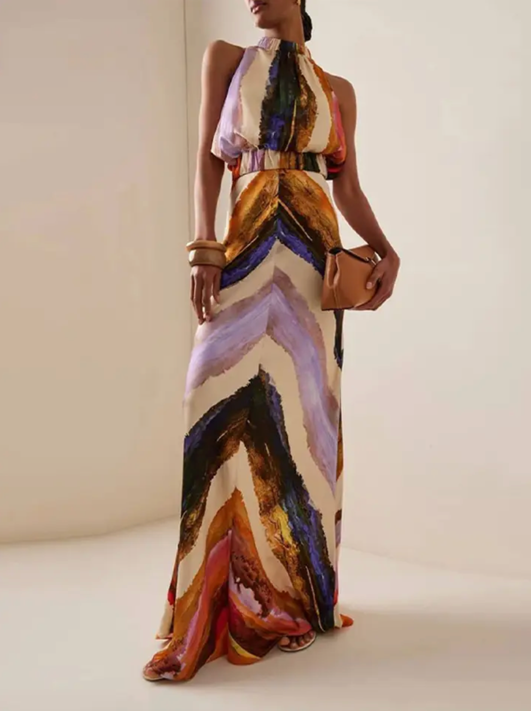 This standout set includes a sleeveless crop top with a halter design that leaves the back exposed, combined with a high-waisted maxi skirt with a modern print. The elongated skirt stylizes the figure, while the top provides a feeling of freshness and sophistication, perfect for summer occasions and casual events with an elegant touch. Its balance between comfort and trend makes this set an ideal choice for those looking for a contemporary and refined look.
