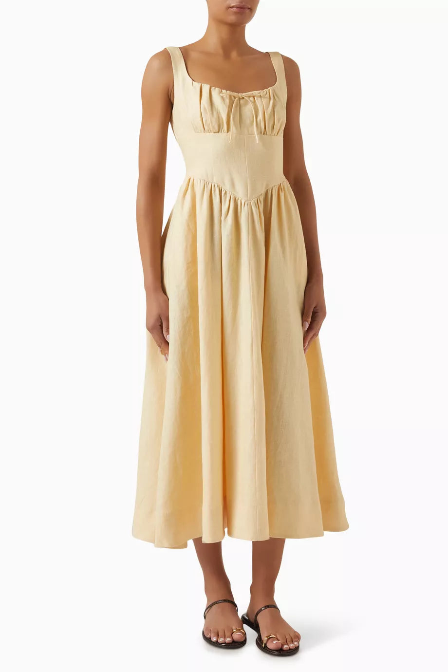 Reformation's Balia Dress in Linen is designed for effortless comfort and style during warm days. Its breathable linen fabric keeps you cool, while the smocked back panel and adjustable shoulder straps ensure a tailored fit. Ideal for picnics, brunches, and sunny outings, this dress combines practicality with an expert touch of casual elegance.