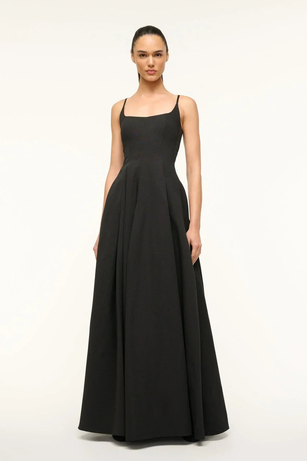 The Joy Maxi Dress by Staud offers a tailored bodice that effortlessly transitions into a flowing A-line skirt, creating a flattering silhouette. Designed with practicality in mind, it includes discreet side pockets and a concealed back zipper for a seamless finish. Ideal for those seeking elegance combined with subtle functionality.