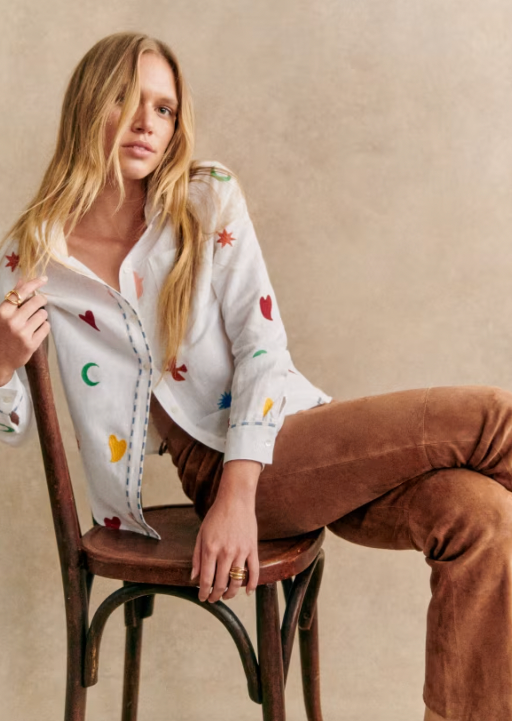 The Tomboy Shirt by Sezane features a classic collar and button-front design, crafted with mother-of-pearl buttons for subtle elegance. Its straight cut ensures a tailored yet comfortable fit, while the long sleeves add versatility for layering or standalone wear. Ideal for a polished, timeless look with expert attention to detail.