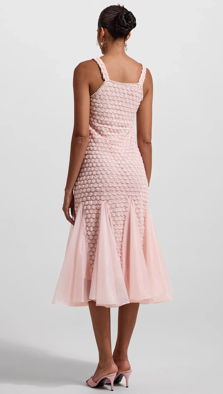 This Pink Embroidered Splicing Sleeveless Midi Dress combines intricate embroidery with a sleek sleeveless cut for a confident, standout look. Its bold design enhances your presence, making it ideal for those who want to express strength and style effortlessly. Perfect for various occasions, this dress offers both elegance and a fearless attitude in one striking piece.