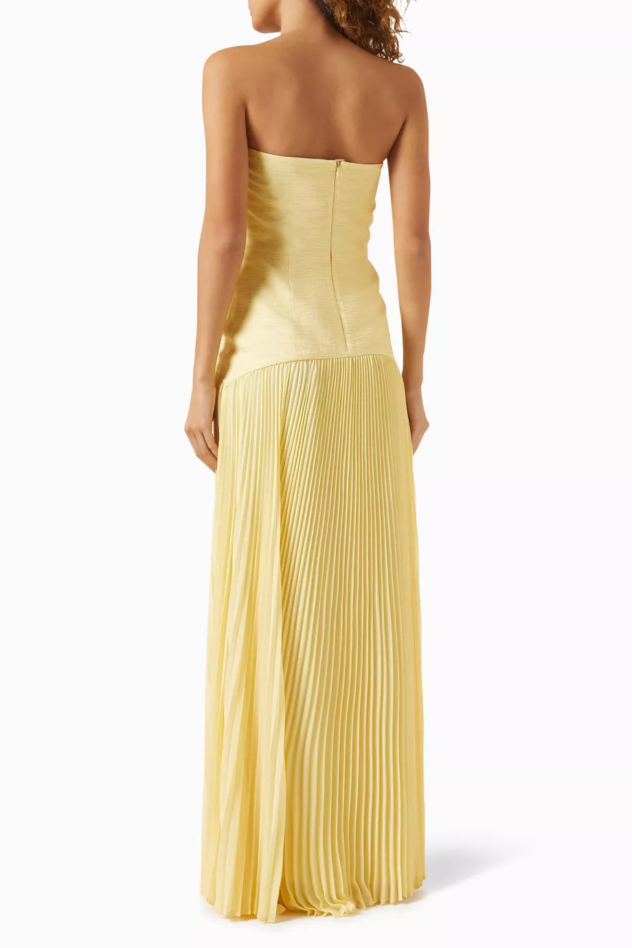 The Sunniva Maxi Dress in Crepe offers a refined silhouette with its boned sides that gently shape your figure, ensuring a flattering fit. Its pleated skirt adds graceful movement, perfect for warm-weather occasions. Designed for minimalism, this dress pairs effortlessly with just a hint of jewelry, making it an expert choice for elegant yet understated summer style.