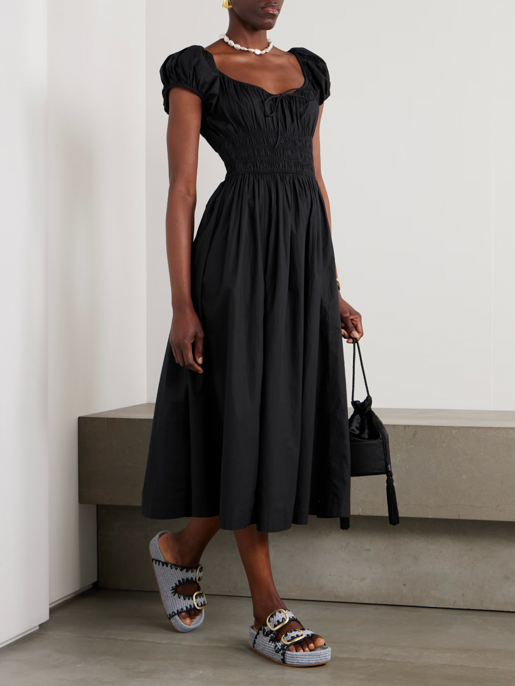The Quinn Midi Dress from DÔEN channels the relaxed sophistication of the Californian coast through its elegant prairie-inspired design. Crafted from crisp organic cotton-poplin, this dress features a shirred bodice that ensures a comfortable yet flattering fit, while the delicately puffed sleeves add a touch of refined femininity. Perfect for those seeking a blend of effortless style and sustainable material in their wardrobe.