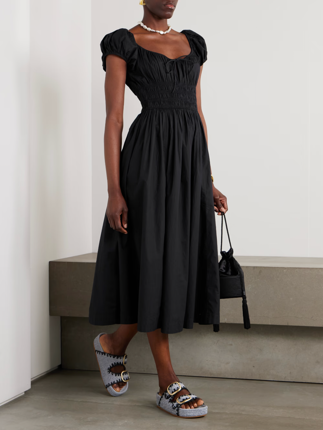 The Quinn Midi Dress from DÔEN channels the relaxed sophistication of the Californian coast through its elegant prairie-inspired design. Crafted from crisp organic cotton-poplin, this dress features a shirred bodice that ensures a comfortable yet flattering fit, while the delicately puffed sleeves add a touch of refined femininity. Perfect for those seeking a blend of effortless style and sustainable material in their wardrobe.