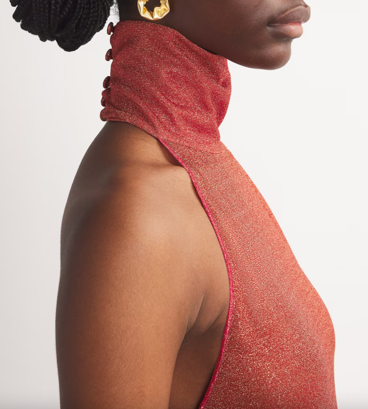 Experience elegance and modern sophistication with the OSÉREE Lumière Ombrè Metallic Stretch-Knit Halterneck Maxi Dress. Crafted from shimmering metallic stretch-knit fabric, this dress offers both comfort and a flattering fit that contours your silhouette. The ombrè effect adds depth and visual interest, while the halterneck design highlights the shoulders for a graceful, refined look. 