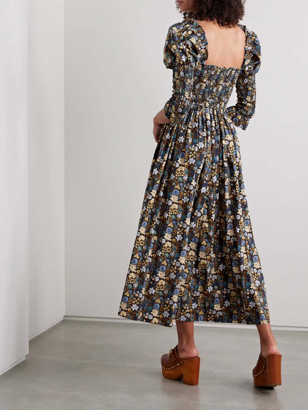 Crafted from breathable organic cotton-voile, DÔEN's Bijou dress showcases the label's signature Bleu Arbor Floral print. The smocked bodice provides gentle structure, while voluminous puffed sleeves trimmed with elastic offer styling versatility—wear them on or off the shoulder for effortless transitions from day to evening. A refined midi silhouette that balances comfort with understated elegance.