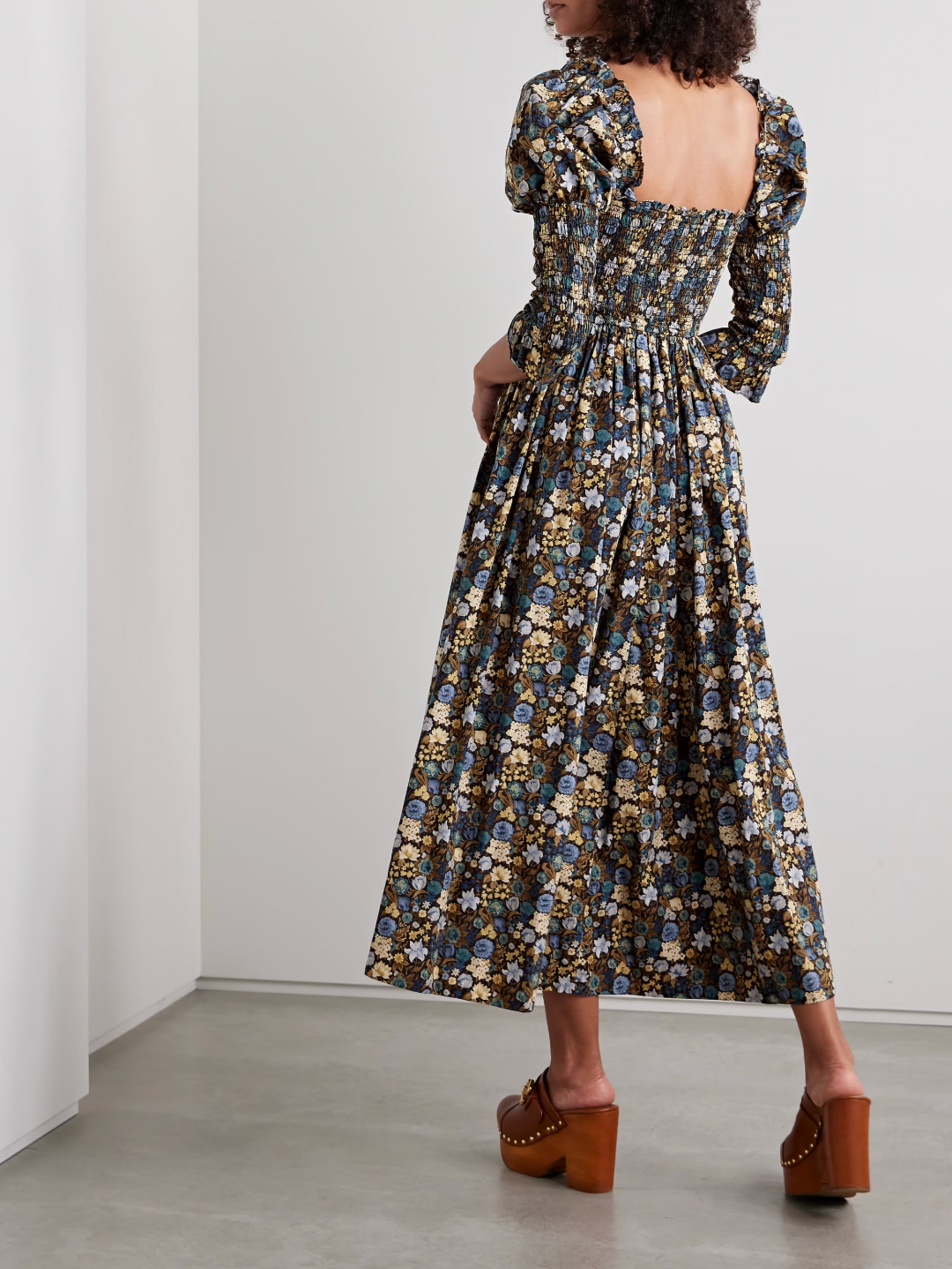 Crafted from breathable organic cotton-voile, DÔEN's Bijou dress showcases the label's signature Bleu Arbor Floral print. The smocked bodice provides gentle structure, while voluminous puffed sleeves trimmed with elastic offer styling versatility—wear them on or off the shoulder for effortless transitions from day to evening. A refined midi silhouette that balances comfort with understated elegance.