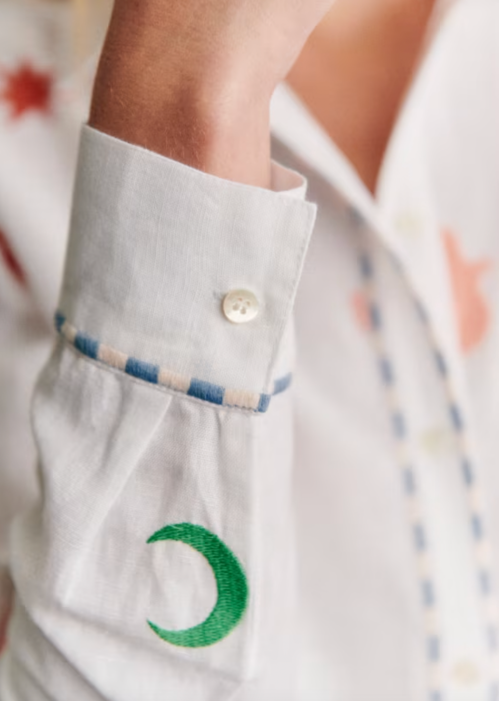 The Tomboy Shirt by Sezane features a classic collar and button-front design, crafted with mother-of-pearl buttons for subtle elegance. Its straight cut ensures a tailored yet comfortable fit, while the long sleeves add versatility for layering or standalone wear. Ideal for a polished, timeless look with expert attention to detail.