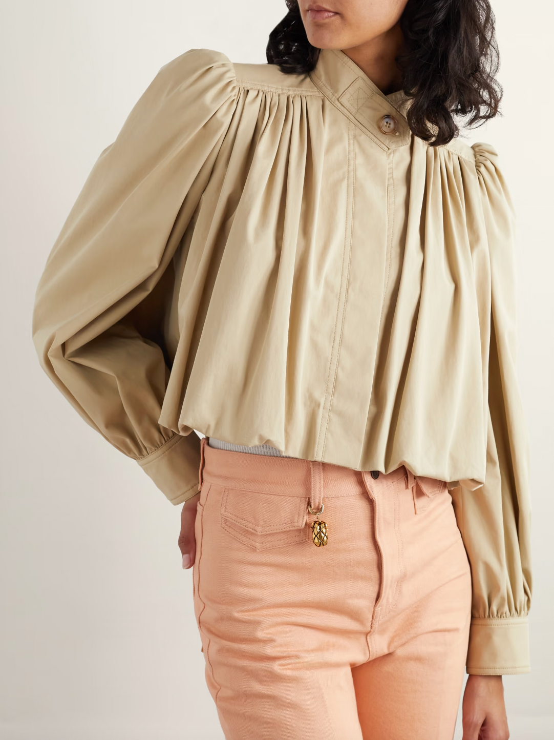 Chloé’s gathered cotton-twill jacket features a distinctive bubble hem and delicate gathers at the yoke and shoulders, offering a structured yet softly voluminous silhouette. Crafted from breathable cotton twill, it balances comfort with sophisticated tailoring. Ideal for layering, pair it with high-rise jeans and layered jewelry to channel the refined ease of the Spring ’25 runway. This jacket merges modern design with timeless wearability for a standout, expert-level addition to your wardrobe.