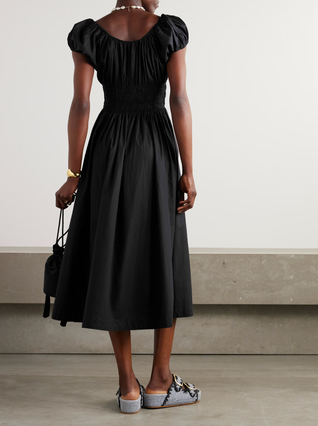 The Quinn Midi Dress from DÔEN channels the relaxed sophistication of the Californian coast through its elegant prairie-inspired design. Crafted from crisp organic cotton-poplin, this dress features a shirred bodice that ensures a comfortable yet flattering fit, while the delicately puffed sleeves add a touch of refined femininity. Perfect for those seeking a blend of effortless style and sustainable material in their wardrobe.
