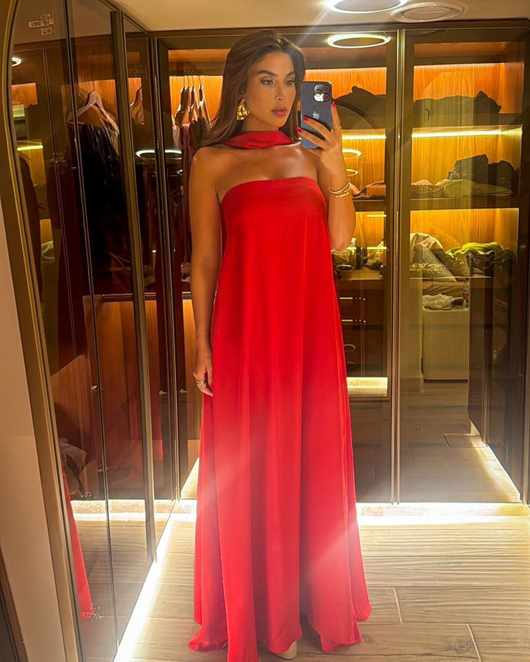 The Elaine Gown dress combines elegance and comfort in a simple red chiffon design. Strapless, this Arabic dress stands out for its fluidity and freshness, ideal for evening events, graduations or formal parties. Available in plus size, it provides a flattering fit that enhances the figure without losing sophistication. Perfect for those looking for a timeless and sophisticated style on special occasions.