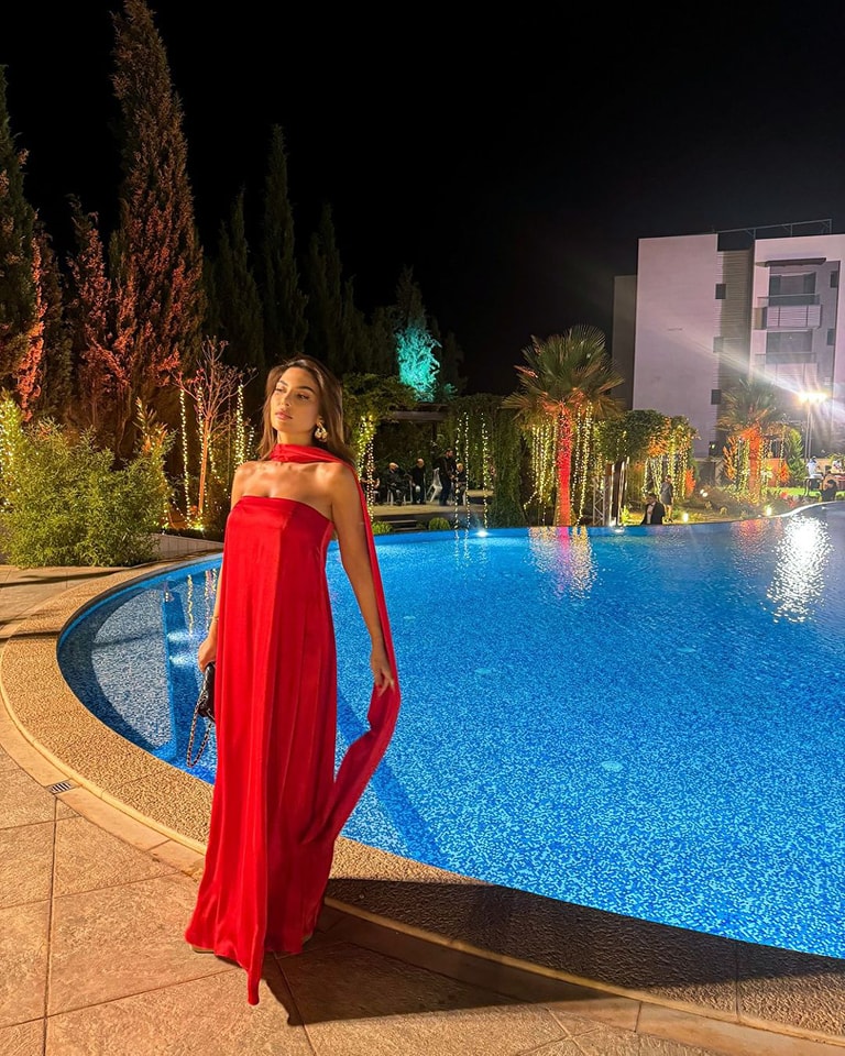 The Elaine Gown dress combines elegance and comfort in a simple red chiffon design. Strapless, this Arabic dress stands out for its fluidity and freshness, ideal for evening events, graduations or formal parties. Available in plus size, it provides a flattering fit that enhances the figure without losing sophistication. Perfect for those looking for a timeless and sophisticated style on special occasions.