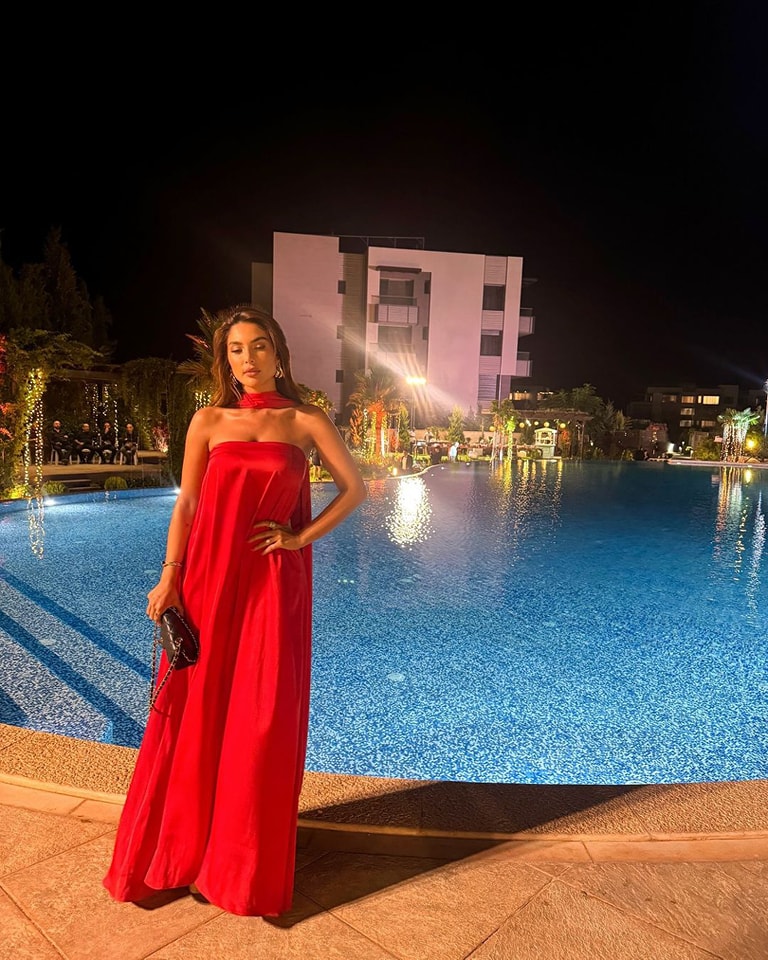 The Elaine Gown dress combines elegance and comfort in a simple red chiffon design. Strapless, this Arabic dress stands out for its fluidity and freshness, ideal for evening events, graduations or formal parties. Available in plus size, it provides a flattering fit that enhances the figure without losing sophistication. Perfect for those looking for a timeless and sophisticated style on special occasions.