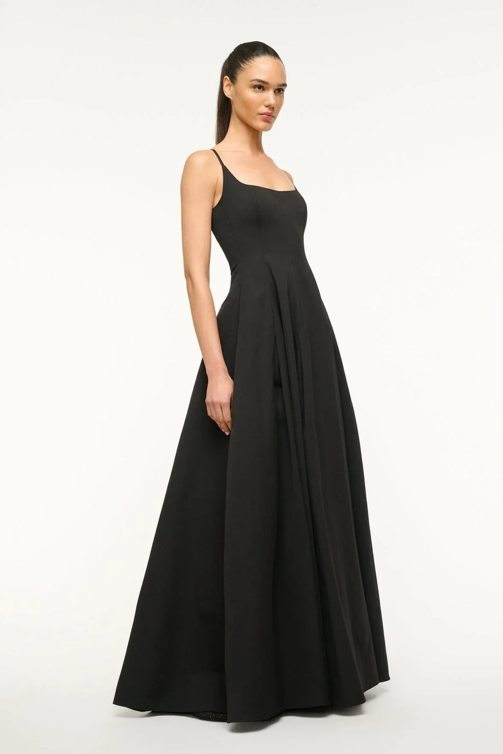 The Joy Maxi Dress by Staud offers a tailored bodice that effortlessly transitions into a flowing A-line skirt, creating a flattering silhouette. Designed with practicality in mind, it includes discreet side pockets and a concealed back zipper for a seamless finish. Ideal for those seeking elegance combined with subtle functionality.