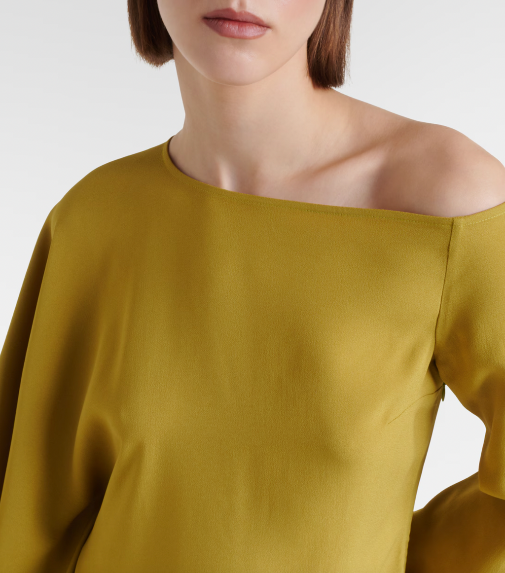 Elevate your formal wardrobe with the Ubud Extravaganza feather-trimmed gown by Taller Marmo. This exquisite dress combines sophisticated tailoring with delicate feather accents, creating an elegant silhouette that commands attention. Ideal for special occasions, it offers a refined balance of texture and movement, ensuring you stand out with effortless grace.