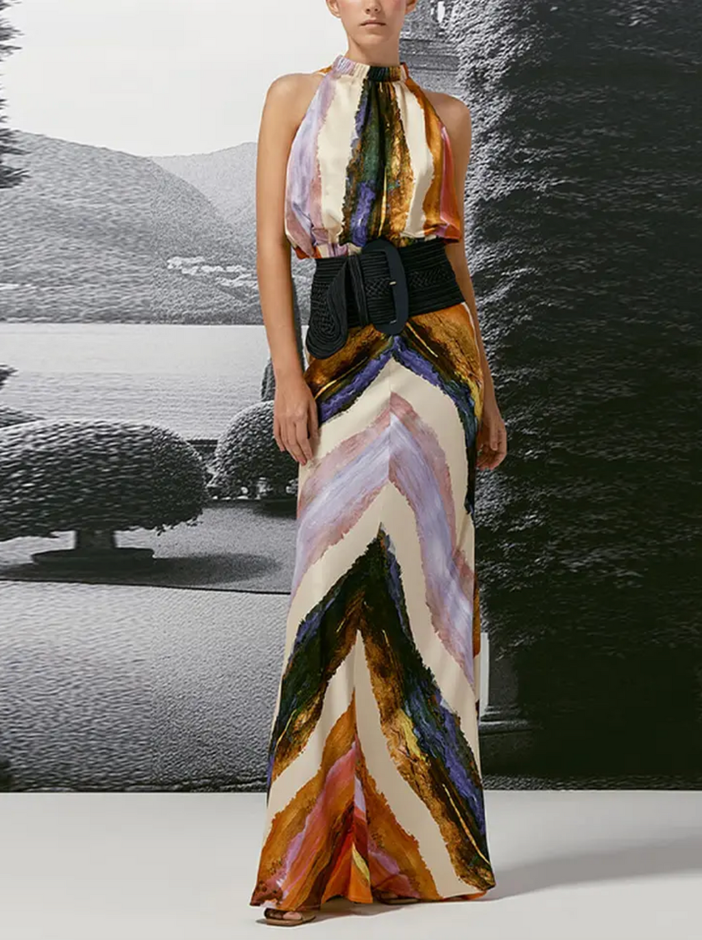 This standout set includes a sleeveless crop top with a halter design that leaves the back exposed, combined with a high-waisted maxi skirt with a modern print. The elongated skirt stylizes the figure, while the top provides a feeling of freshness and sophistication, perfect for summer occasions and casual events with an elegant touch. Its balance between comfort and trend makes this set an ideal choice for those looking for a contemporary and refined look.