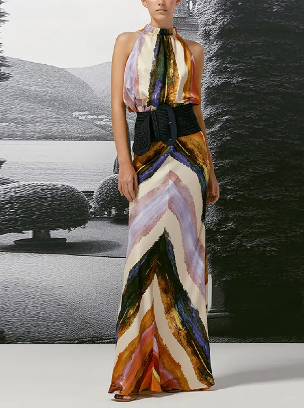 This standout set includes a sleeveless crop top with a halter design that leaves the back exposed, combined with a high-waisted maxi skirt with a modern print. The elongated skirt stylizes the figure, while the top provides a feeling of freshness and sophistication, perfect for summer occasions and casual events with an elegant touch. Its balance between comfort and trend makes this set an ideal choice for those looking for a contemporary and refined look.