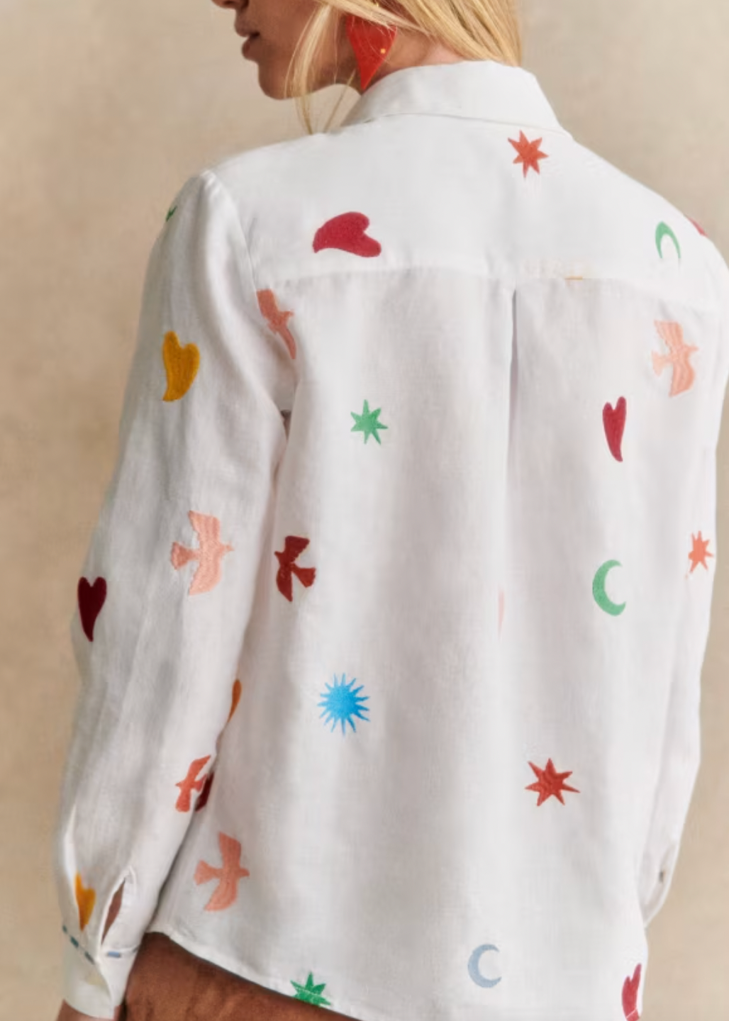 The Tomboy Shirt by Sezane features a classic collar and button-front design, crafted with mother-of-pearl buttons for subtle elegance. Its straight cut ensures a tailored yet comfortable fit, while the long sleeves add versatility for layering or standalone wear. Ideal for a polished, timeless look with expert attention to detail.