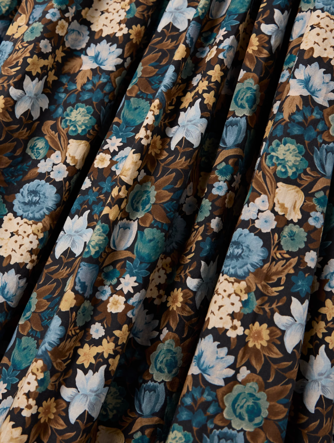 Crafted from breathable organic cotton-voile, DÔEN's Bijou dress showcases the label's signature Bleu Arbor Floral print. The smocked bodice provides gentle structure, while voluminous puffed sleeves trimmed with elastic offer styling versatility—wear them on or off the shoulder for effortless transitions from day to evening. A refined midi silhouette that balances comfort with understated elegance.