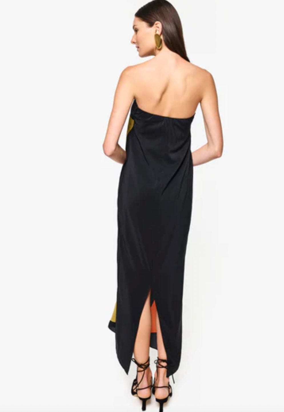 The Dalva Dress offers an elegant blend of sophistication and comfort with its strapless, column silhouette crafted from luxurious silk. Lined with the exclusive 'Calla' print, it provides both style and a smooth fit. The added elastic ensures secure support, while the back slit enhances mobility and adds a subtle allure. An invisible zipper completes the design for a flawless finish, making it an ideal choice for any refined occasion. Designed by Laura Cangussu in collaboration with Couper.