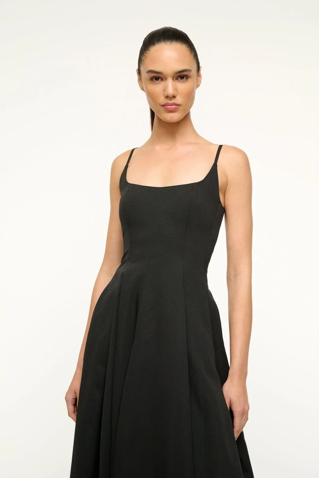 The Joy Maxi Dress by Staud offers a tailored bodice that effortlessly transitions into a flowing A-line skirt, creating a flattering silhouette. Designed with practicality in mind, it includes discreet side pockets and a concealed back zipper for a seamless finish. Ideal for those seeking elegance combined with subtle functionality.