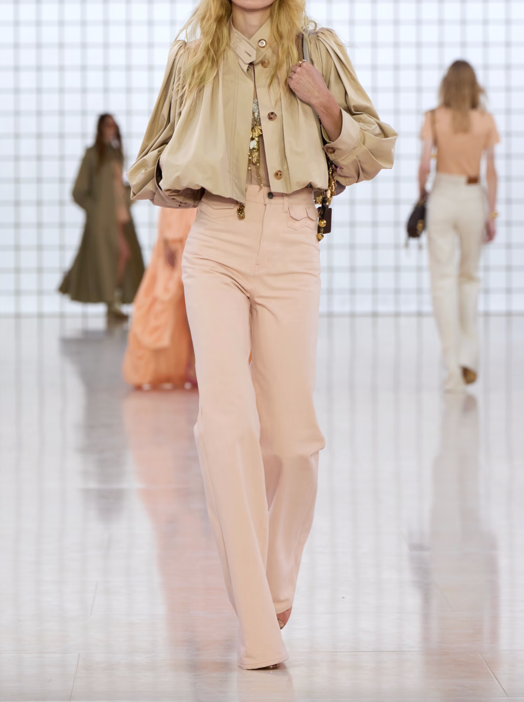 Chloé’s gathered cotton-twill jacket features a distinctive bubble hem and delicate gathers at the yoke and shoulders, offering a structured yet softly voluminous silhouette. Crafted from breathable cotton twill, it balances comfort with sophisticated tailoring. Ideal for layering, pair it with high-rise jeans and layered jewelry to channel the refined ease of the Spring ’25 runway. This jacket merges modern design with timeless wearability for a standout, expert-level addition to your wardrobe.
