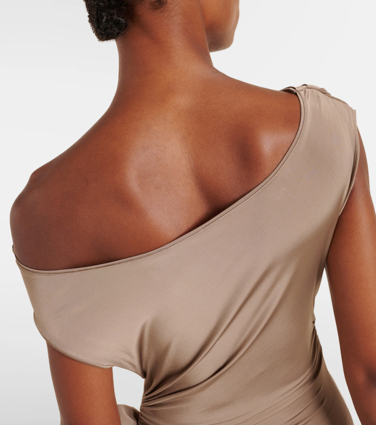 This elegant floral-appliqué jersey midi dress by Magda Butrym combines refined craftsmanship with comfort. The soft jersey fabric ensures a flattering drape and ease of movement, while the intricate floral appliqués add sophisticated textural detail. Perfect for occasions that call for subtle luxury, this dress offers a seamless blend of contemporary design and timeless elegance.