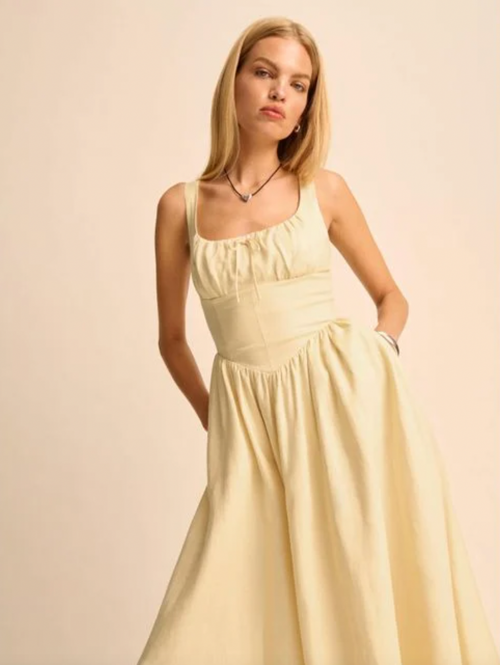 Reformation's Balia Dress in Linen is designed for effortless comfort and style during warm days. Its breathable linen fabric keeps you cool, while the smocked back panel and adjustable shoulder straps ensure a tailored fit. Ideal for picnics, brunches, and sunny outings, this dress combines practicality with an expert touch of casual elegance.
