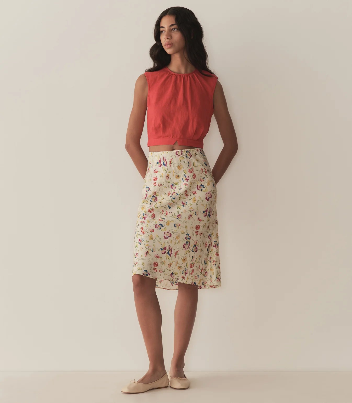 The Elowette Floral Silk Blend Skirt captures a retro-romantic vibe with its fluid silk-blend twill fabric adorned by windswept blooms inspired by iconic 1930s patterns. Expertly crafted, its delicate scalloped trim adds a refined detail, enhancing the skirt’s timeless elegance and feminine silhouette. Perfect for those seeking a vintage-inspired piece with modern sophistication.