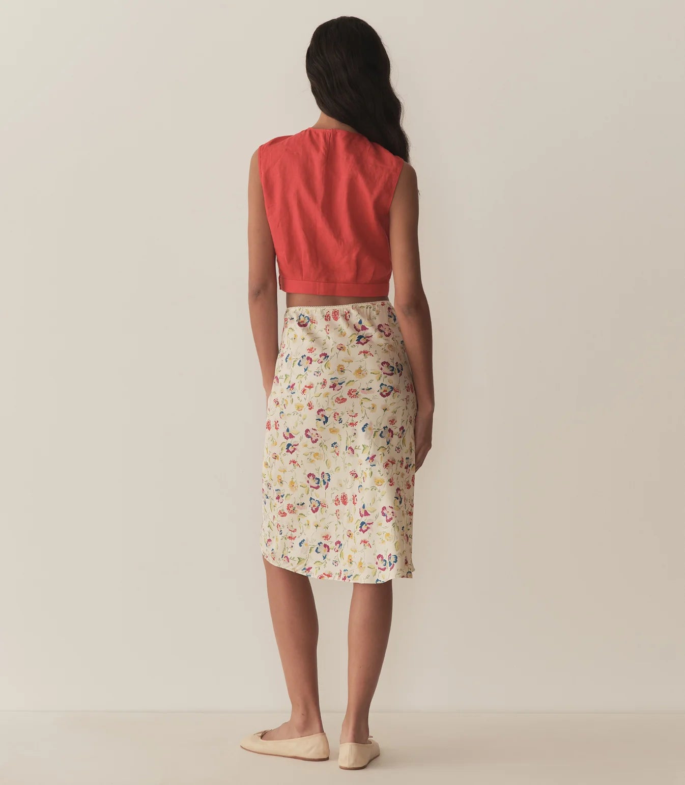 The Elowette Floral Silk Blend Skirt captures a retro-romantic vibe with its fluid silk-blend twill fabric adorned by windswept blooms inspired by iconic 1930s patterns. Expertly crafted, its delicate scalloped trim adds a refined detail, enhancing the skirt’s timeless elegance and feminine silhouette. Perfect for those seeking a vintage-inspired piece with modern sophistication.