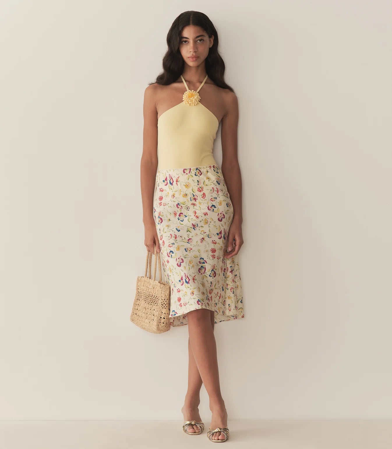 The Elowette Floral Silk Blend Skirt captures a retro-romantic vibe with its fluid silk-blend twill fabric adorned by windswept blooms inspired by iconic 1930s patterns. Expertly crafted, its delicate scalloped trim adds a refined detail, enhancing the skirt’s timeless elegance and feminine silhouette. Perfect for those seeking a vintage-inspired piece with modern sophistication.