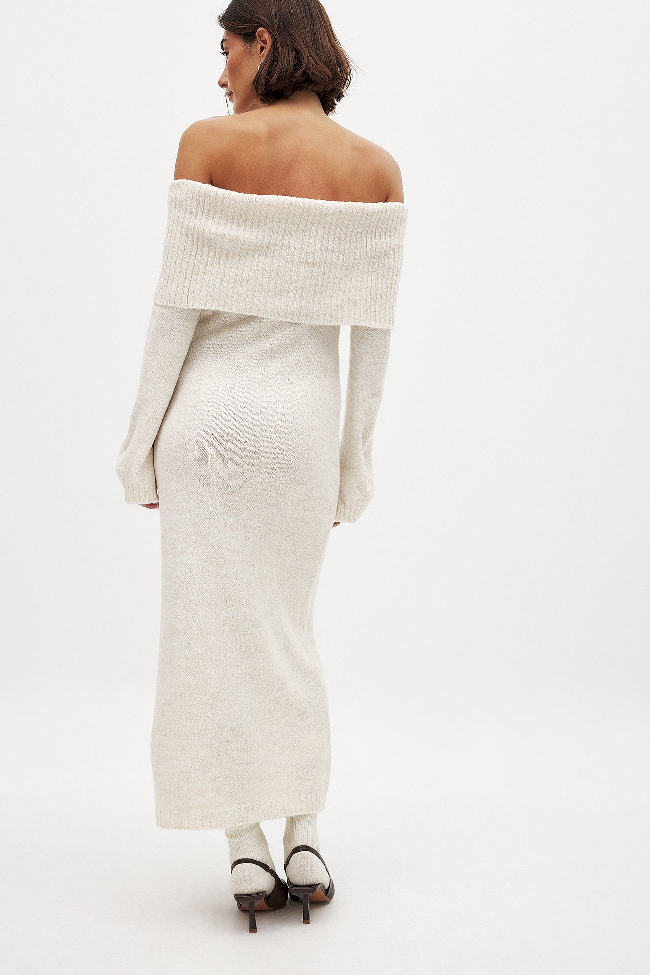 This knitted midi dress combines comfort and style with its relaxed fit and stretchy knit fabric, ensuring ease of movement throughout the day. The folded off-shoulder design adds a touch of elegance, while the long sleeves feature a subtle slit detail for an understated, modern edge. Ideal for sophisticated casual outings, this dress balances effortless wearability with refined fashion details.