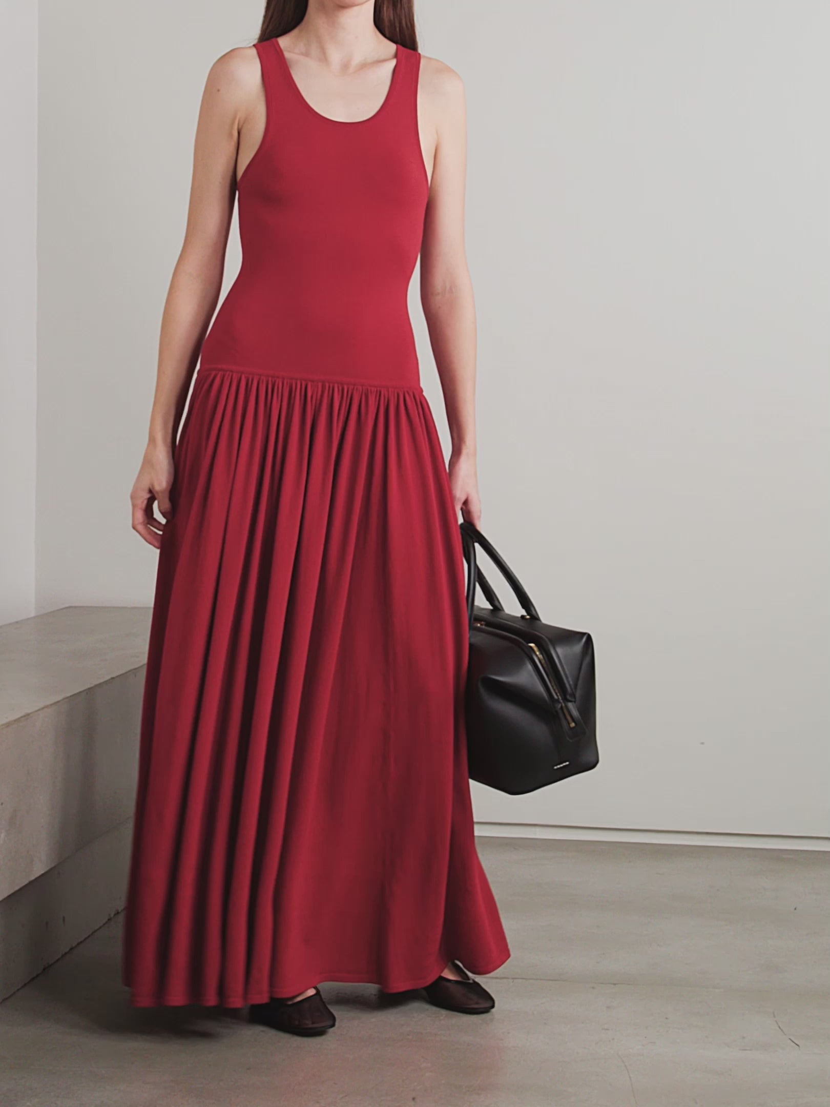 Loulou de Saison's Jada gathered knitted maxi dress expertly combines comfort, detail, and structure. Featuring a scoop neck reminiscent of a tank top, the dress flows gracefully into gathered pleats at the dropped waist, creating a flattering silhouette. Crafted for both style and ease, this red dress offers a refined yet relaxed look perfect for a variety of occasions.