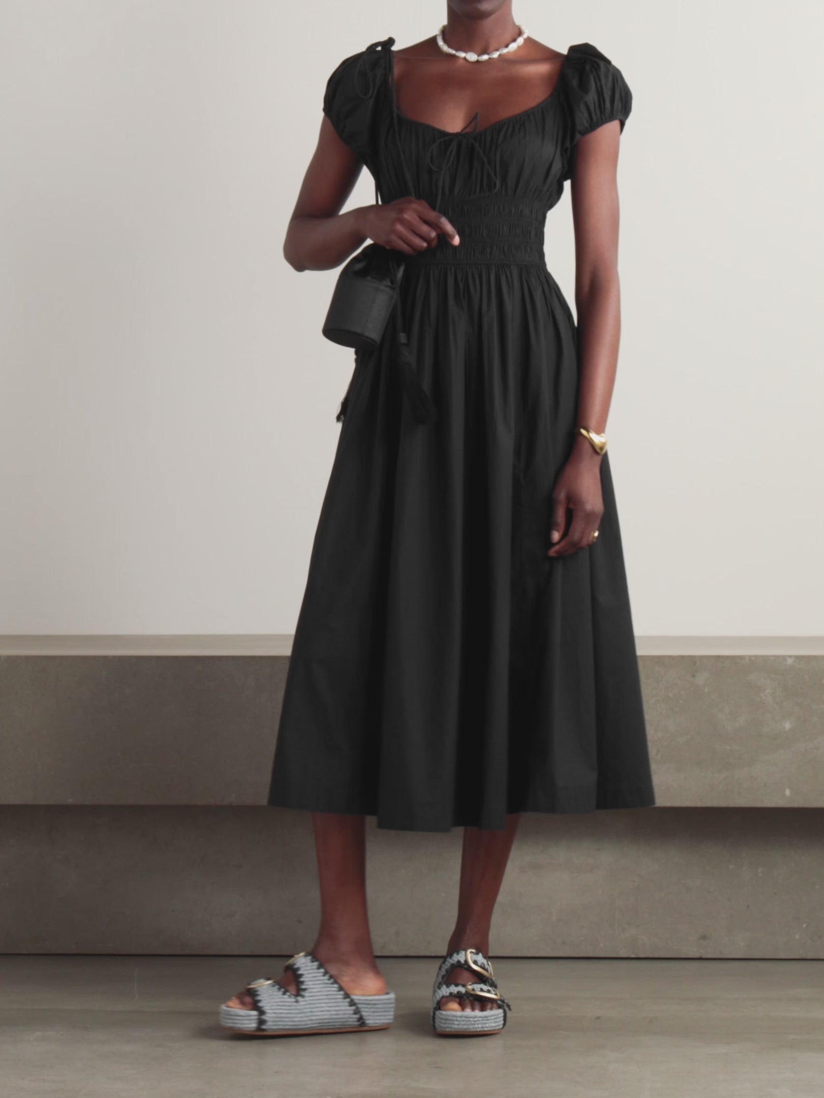 The Quinn Midi Dress from DÔEN channels the relaxed sophistication of the Californian coast through its elegant prairie-inspired design. Crafted from crisp organic cotton-poplin, this dress features a shirred bodice that ensures a comfortable yet flattering fit, while the delicately puffed sleeves add a touch of refined femininity. Perfect for those seeking a blend of effortless style and sustainable material in their wardrobe.
